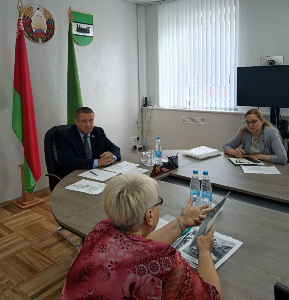 В райисполкоме проводит приём граждан председатель Постоянной комиссии по региональной политике и местному самоуправлению Совета Республики Национального собрания Республики Беларусь Леонид Заяц
