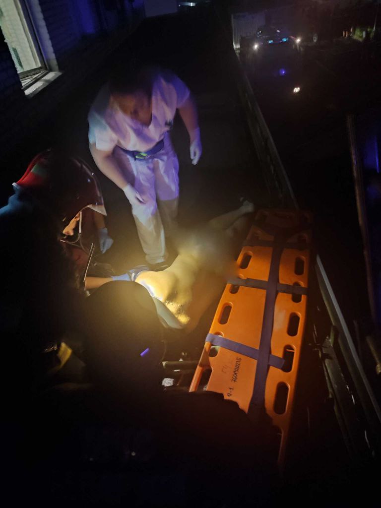 В Осиповичах мужчина выпал из окна: понадобилась помощь спасателей