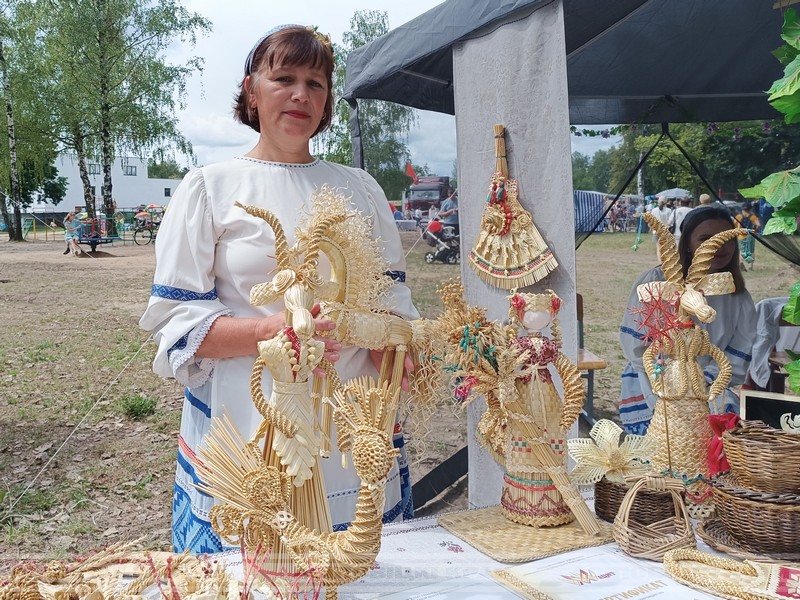 У жніўні палі Асіповіччыны зіхацяць золатам, якое так і просіцца ў рукі. Некаторыя ўмельцы твораць з саломы сапраўдныя цуды