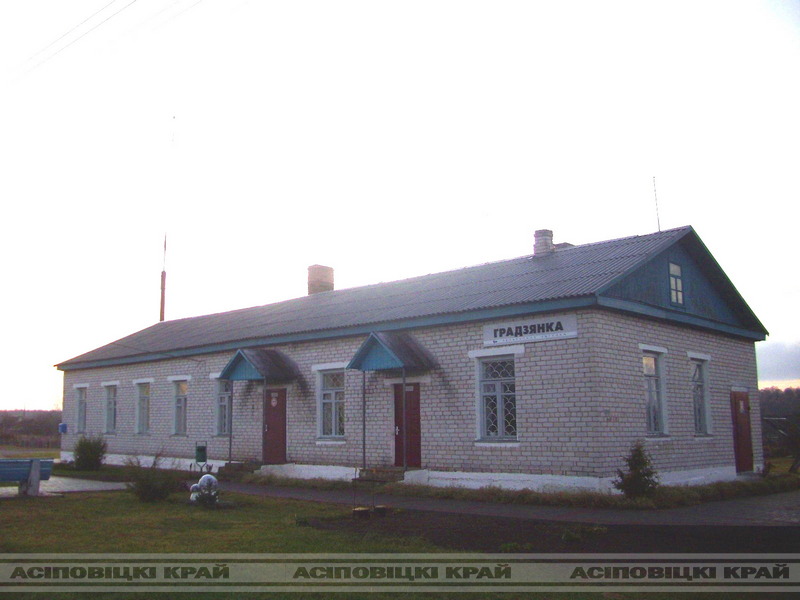 Гродзянка — станция, необычная во всём: только сюда прибывает грузопассажирский поезд, только тут состав формирует помощник машиниста-составитель поездов