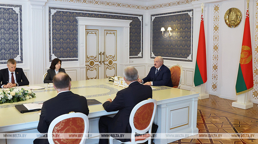 Лукашенко объяснил чиновникам, какой вопрос наиважнейший для людей: это работа и зарплата