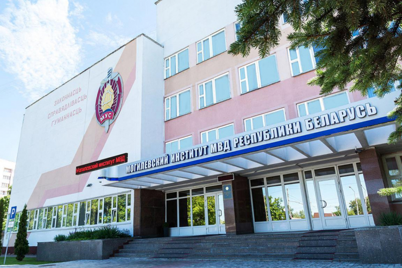 Приглашаем поступать в учебные заведения МВД