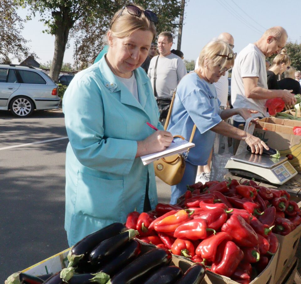 Вся пищевая продукция, попадающая на городской рынок, проходит проверку на соответствие санитарным правилам и нормам