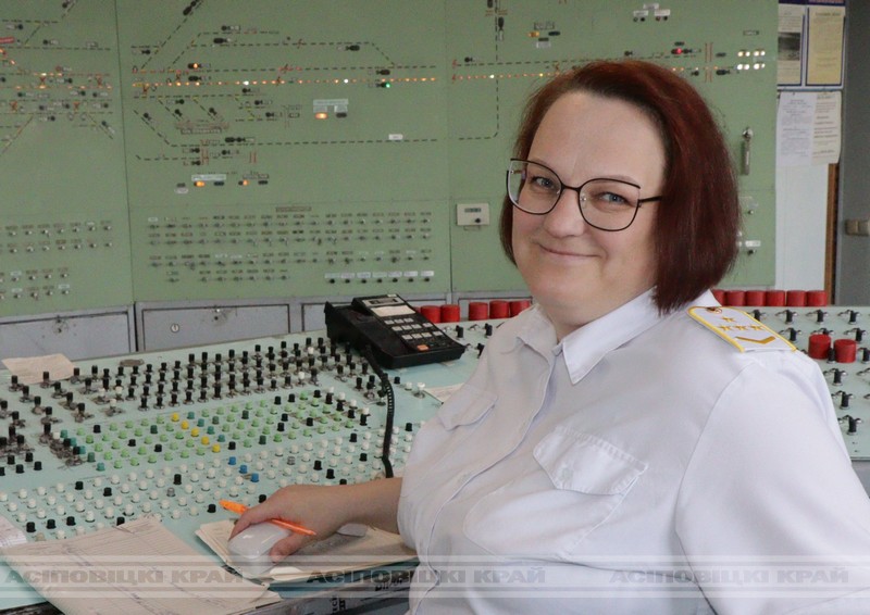 Хутка і прафесійна — так выконвае свае абавязкі дзяжурны па станцыі Асіповічы-1 Іна Касцючэнка