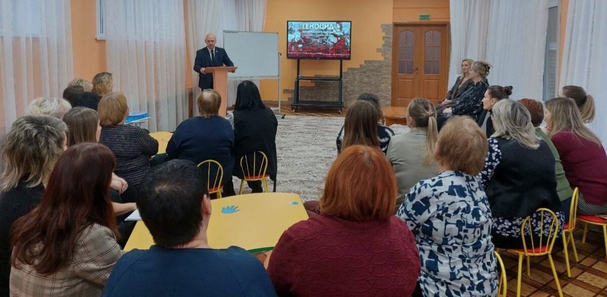 Прокурор Осиповичского района Денис Иваньков провел встречу с коллективом дошкольного центра развития ребенка, во время которой обсудил вопросы противодействия коррупции