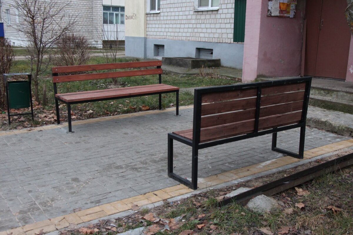 Многие осиповчане с удовольствием отмечают, что в их дворах появились новые скамейки и урны