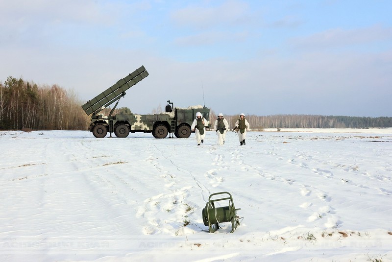 Военнослужащие 336 реактивной артиллерийской бригады проводят полевой выход