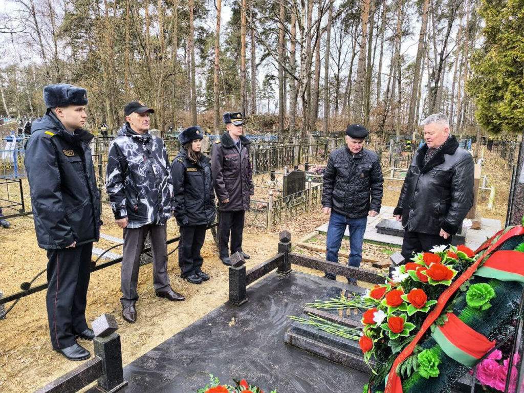 В рамках мероприятий к Дню милиции делегация гомельских правоохранителей во главе с председателем Гомельского областного совета ветеранов ОВД и ВВ Бориса Толкачёва при участии председателя совета ветеранов Осиповичского РОВД Георгия Гаевского посетила агрогородок Лапичи