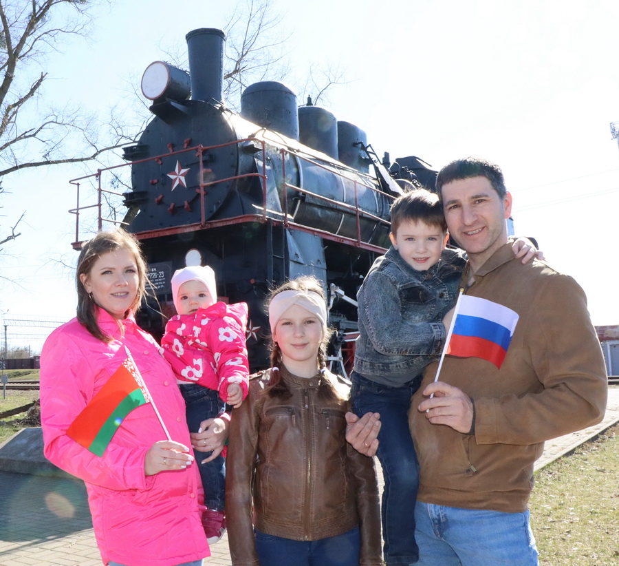 На реплику “Русские — наши братья” во многих осиповичских семьях могут ответить: “Они — наши супруги”