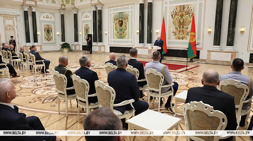 Лукашенко в преддверии священной даты – 80-летия Победы – вручил государственные награды