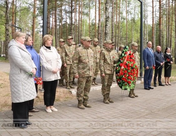 Сегодня состоялось возложение цветов и венков к обелиску на братской могиле у д.Теплухи