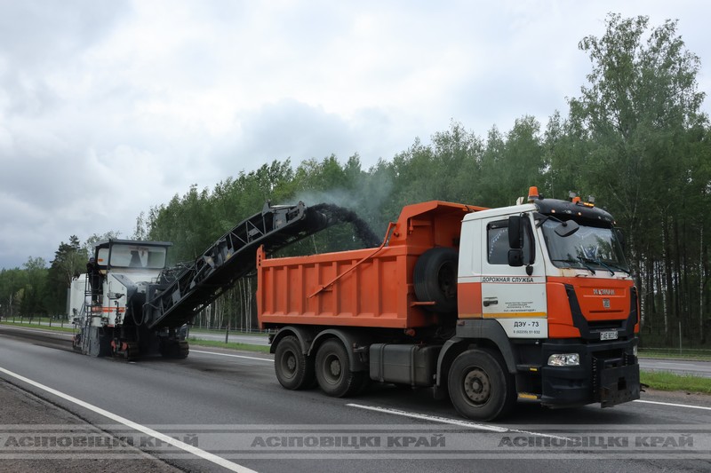 ДЭУ №73 производит фрезерование участка автодороги М5 Минск – Гомель в районе 101 км