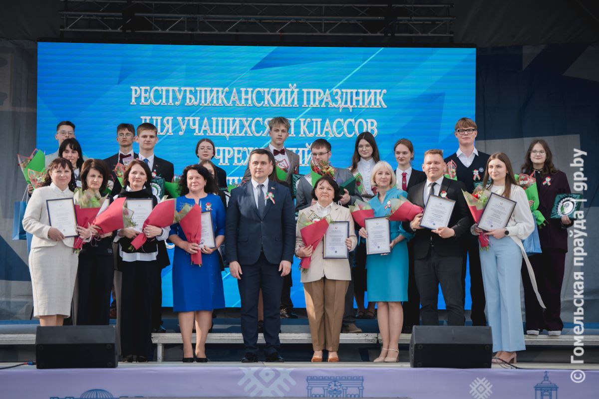 Выпускники школ Осиповичского района приняли участие в республиканском празднике “Последний звонок-2025” в Гомеле