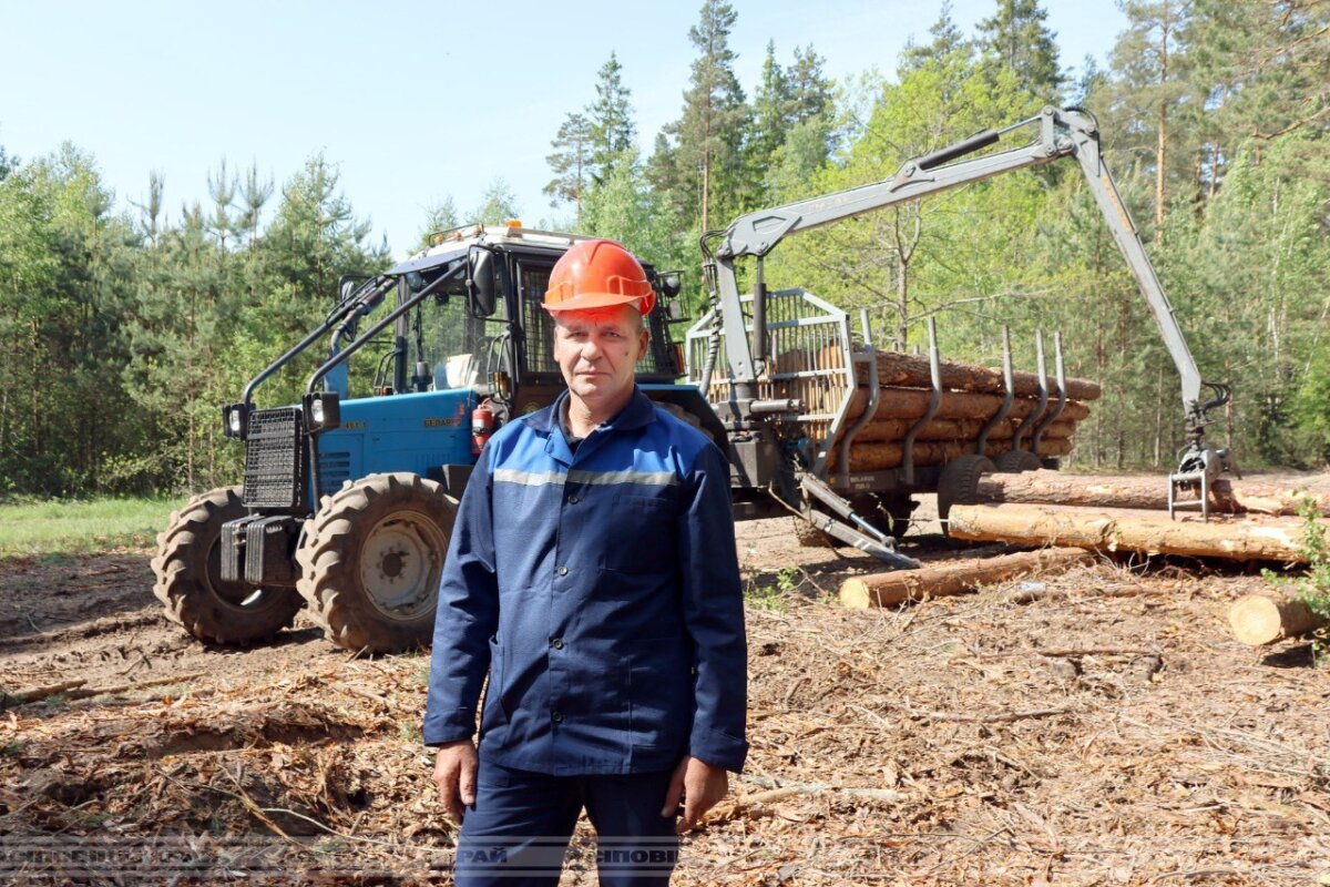 Уходить, чтобы вернуться. С 2021 года тракторист Каранского лесничества Осиповичского района Андрей Левчик занят на вывозке древесины