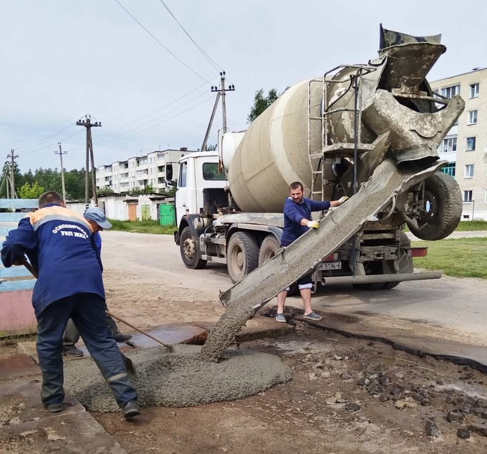 В рабочем поселке проводятся ремонтные работы на площадках для установки новых мусорных контейнеров