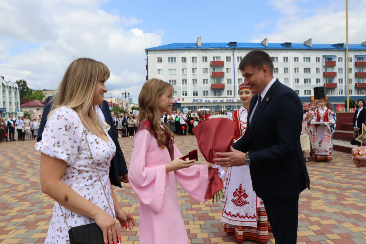 В Осиповичах прошла торжественная церемония вручения медалей выпускникам, а также чествование победителей и призеров олимпиад, конкурсов, спортивных соревнований учреждений образования района