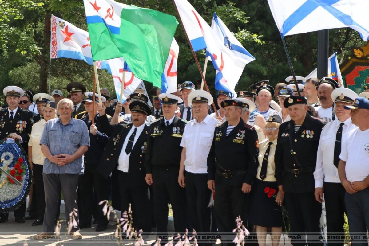Морское братство нерушимо. В Осиповичах открыли памятный знак, посвященный военным морякам и морским пехотинцам всех поколений