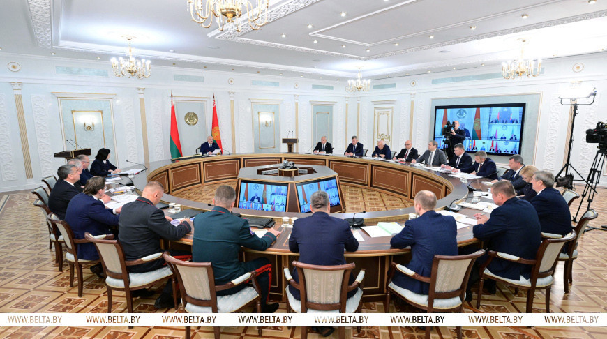 “Мужики, в бой!” Лукашенко требует по-военному решать задачи в ходе нынешней уборочной кампании