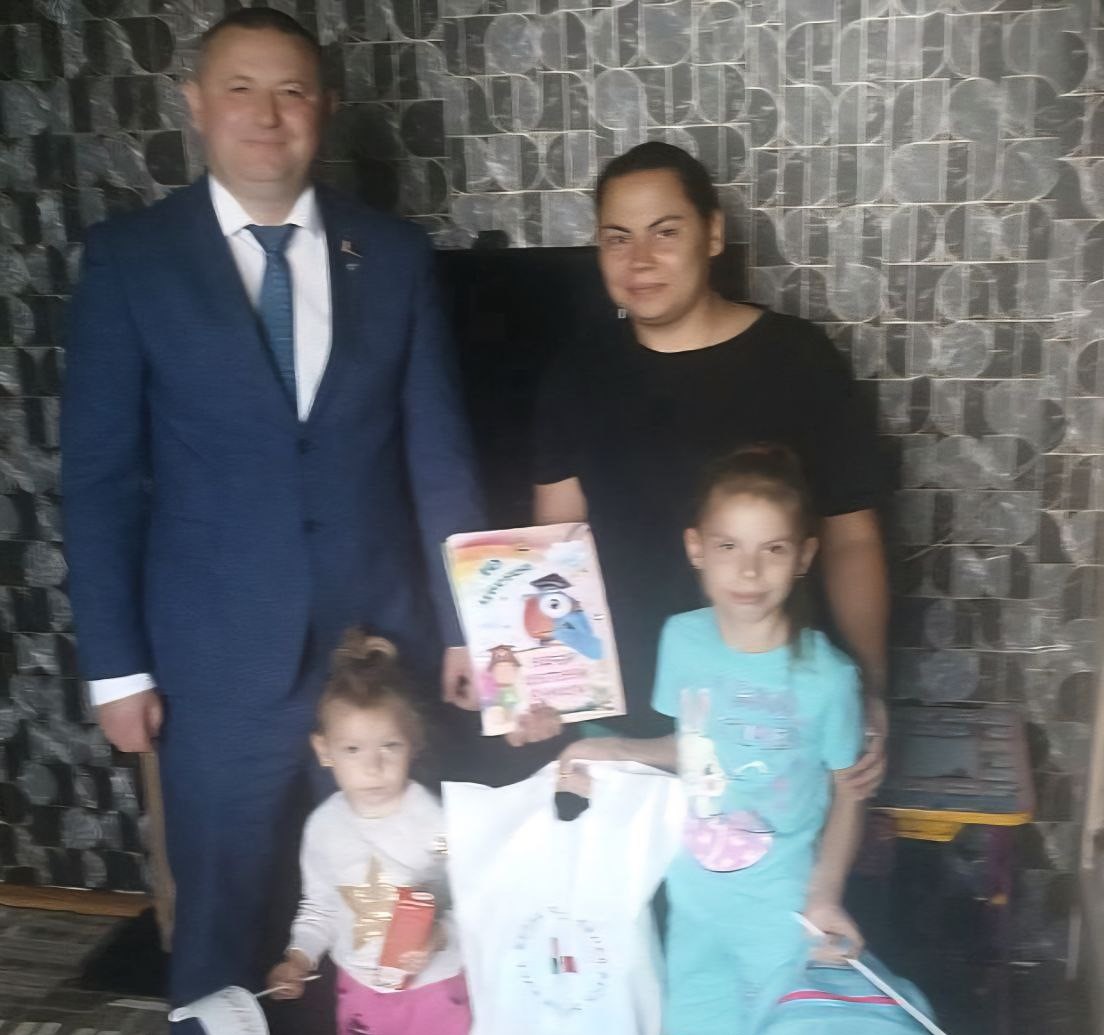 На днях председатель Осиповичского районного отделения партии Юрий Даненков посетил многодетную семью Галины Бородиной