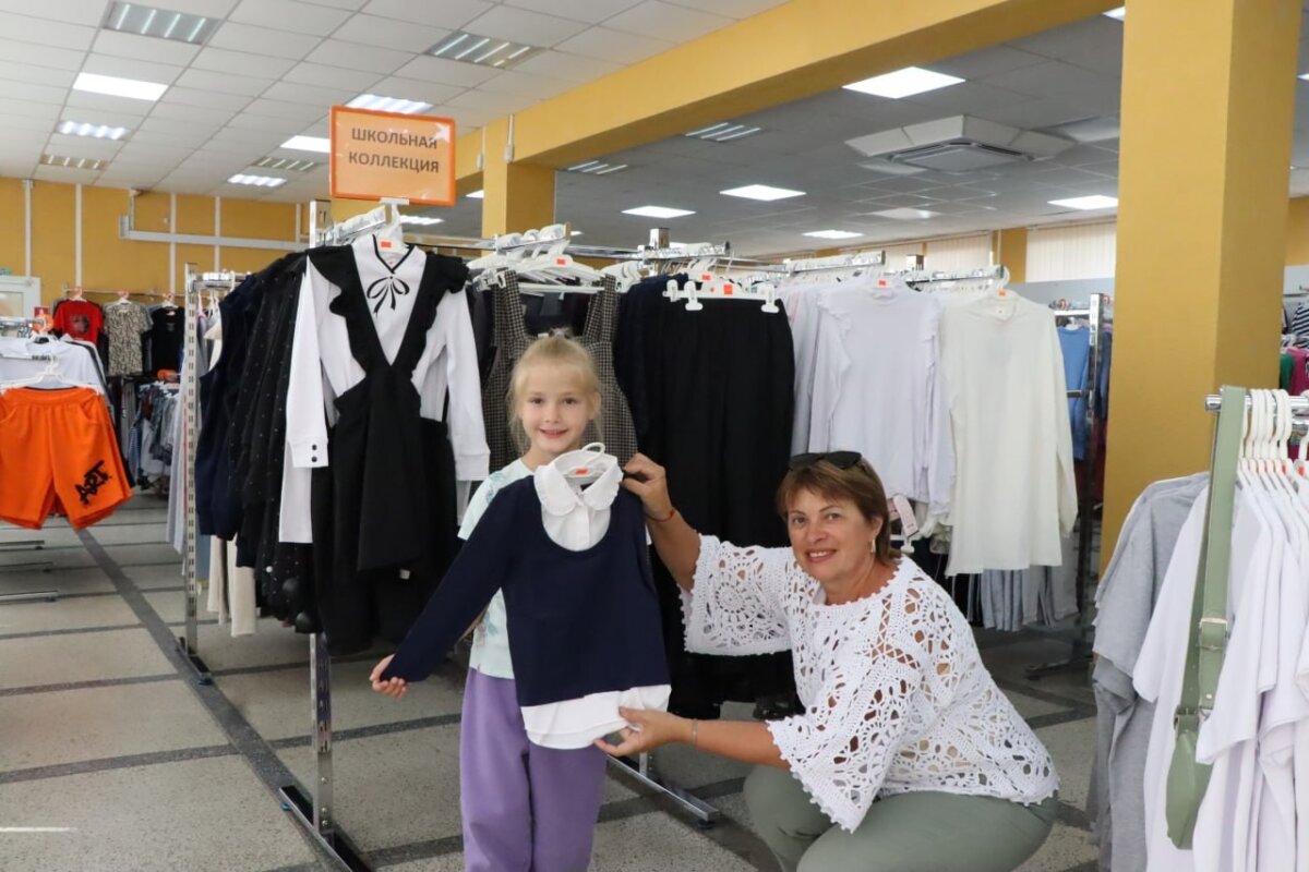 Збіраемся ў школу. Крамы і індывідуальныя прадпрымальнікі гатовы да наплыву пакупнікоў: асартымент неабходных тавараў вельмі шырокі — на любы густ і кашалёк.