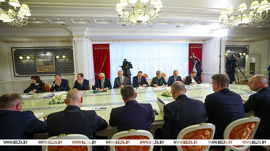 Лукашенко: следует привлечь торговые сети для обслуживания населения в небольших деревнях
