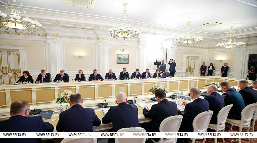 «Прекратите ходить сюда за деньгами!» Лукашенко — чиновникам насчет просьб о господдержке