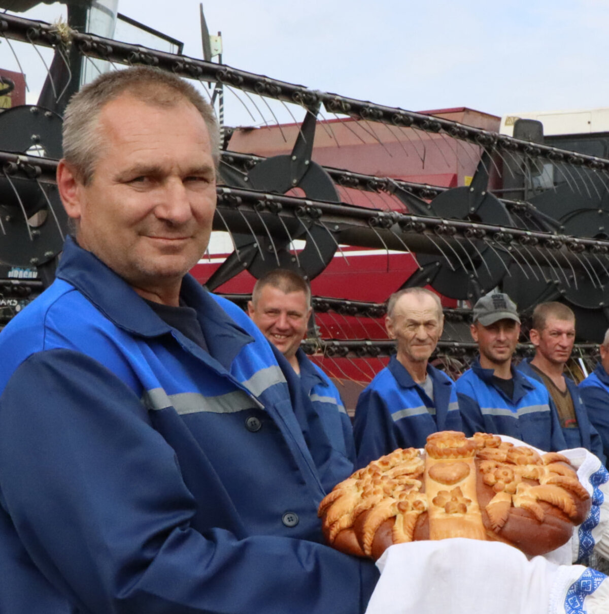 Решили выяснить у тех, кто трудится в агропромышленных предприятиях, в чём же заключается секрет щедрой нивы