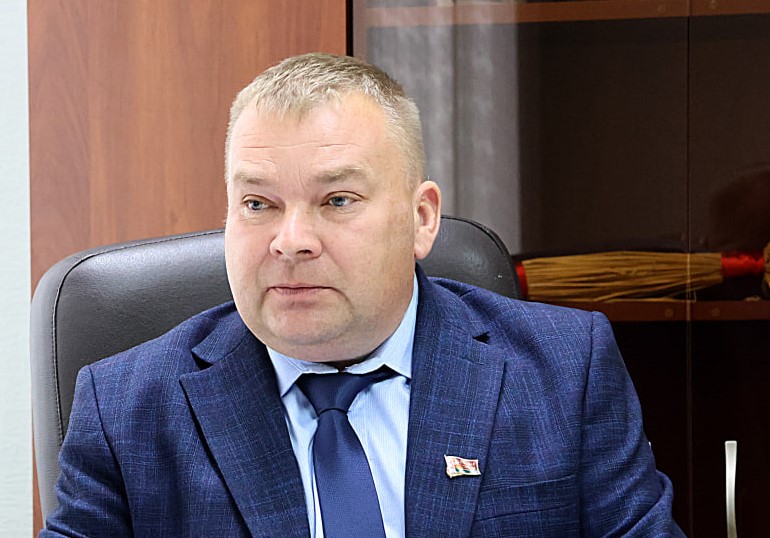 Аб ходзе спраў на асіповіцкіх палетках расказаў намеснік старшыні райвыканкама, начальнік упраўлення па сельскай гаспадарцы і харчаванні Сяргей Сідоранка