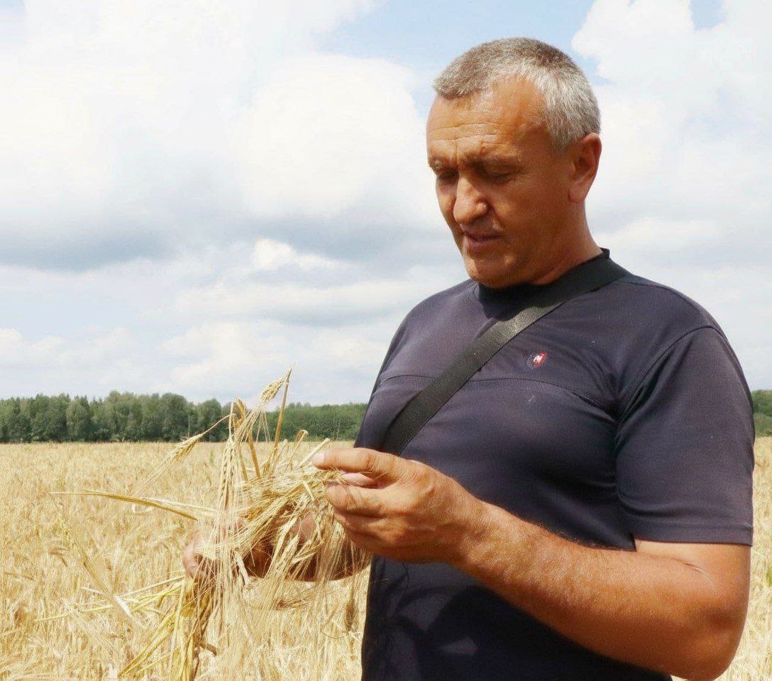 Колькі разоў за свой сельскагаспадарчы шлях, які распачаўся ў 1998 годзе, бываў на палях галоўны аграном ААТ “ВязаўніцаАгра” Юрый Сычэвіч, падлічыць немагчыма