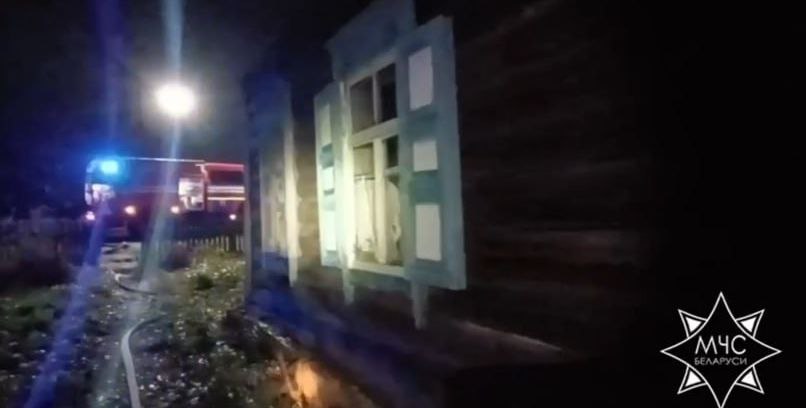 Работники МЧС спасли мужчину из горящего дома в Осиповичском районе 