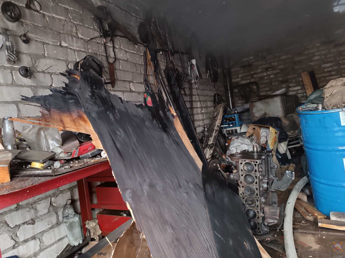 Самостоятельное тушение не помогло: пожар в осиповичских гаражах ликвидировали спасатели