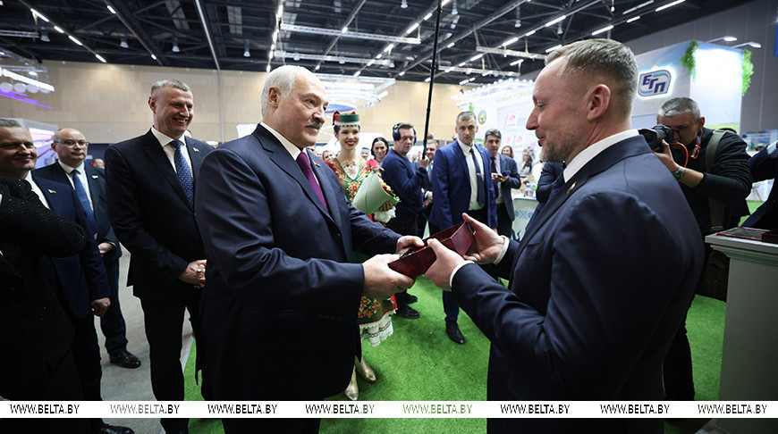 Автомобиль, мороженое и «Любимая Аленка». Лукашенко вручил символы Государственного знака качества