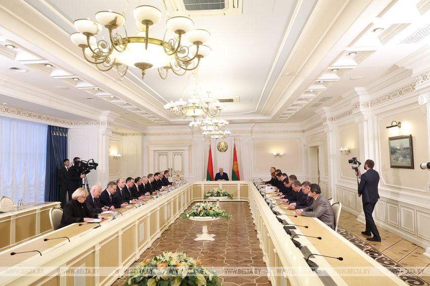 Лукашенко о развитии искусственного интеллекта: надо осторожнее бросаться на какие-то новинки 