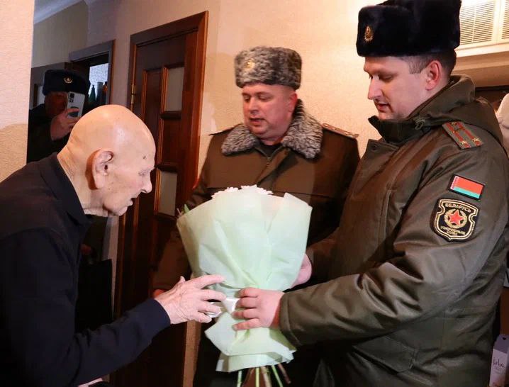 Поздравления со 104-м днем рождения получил ветеран Великой Отечественной войны,почетный солдат 1405 артиллерийской базы боеприпасов Иван Назаренко