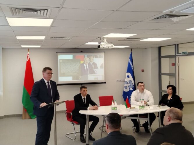 В рамках единого дня информирования председатель Федерации профсоюзов Беларуси Юрий Сенько встретился с коллективом ООО «Парфюмерно-косметическая фабрика «Сонца»