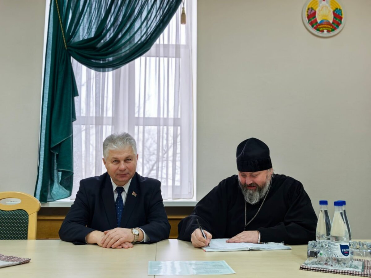 Уполномоченный по делам религий Александр Румак вручил документы настоятелю монастыря в честь иконы Божией Матери «Живоносный Источник»