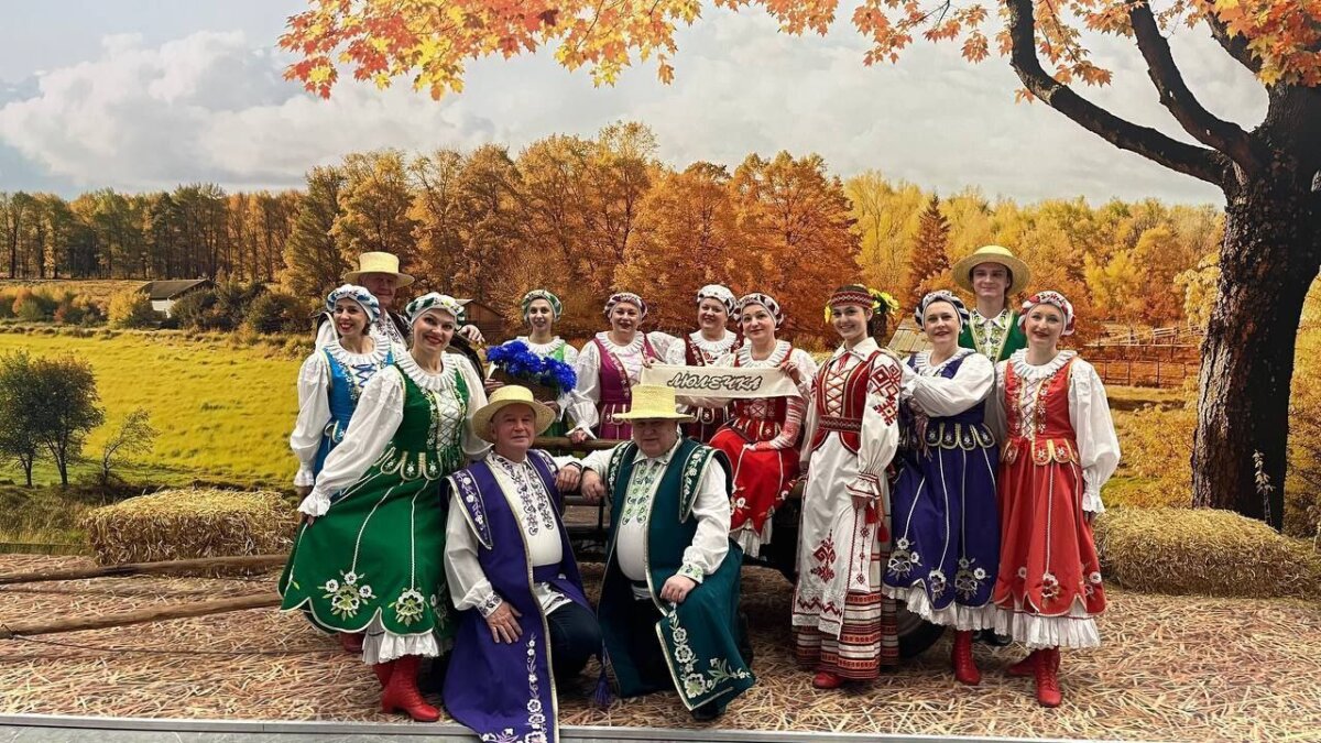 Насыщенную концертную программу предложил в воскресенье народный ансамбль народной песни и музыки «Люлечка» посетителям Национального выставочного центра «БелЭкспо»