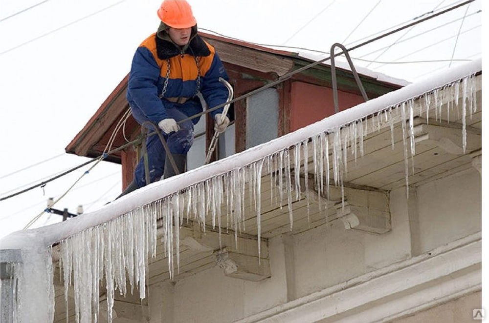 Установившиеся сложные погодные условия способствуют скоплению на крышах домов большого количества снега и наледи, что создает определенную угрозу