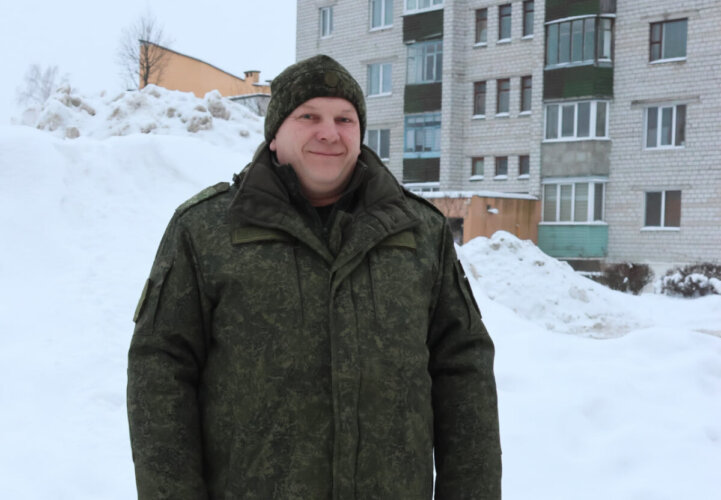 Военнослужащий 465 ракетной бригады Виктор Артёмов принял активное участие в расчистке города во время циклона «Улли»