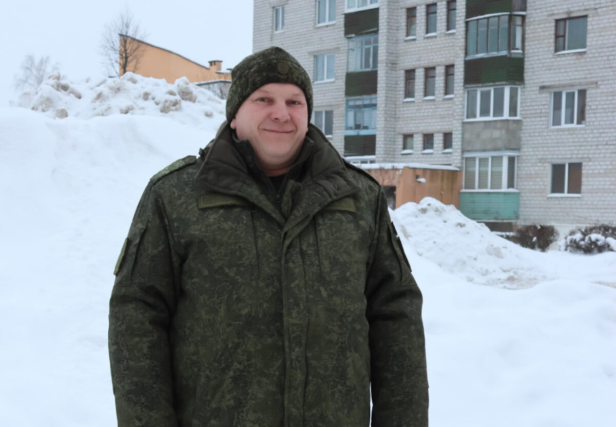 Военнослужащий 465 ракетной бригады Виктор Артёмов принял активное участие в расчистке города во время циклона «Улли»