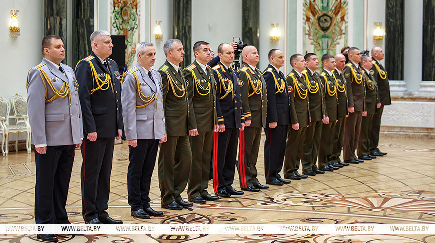 Лукашенко: все люди в погонах сдадут экзамен на профпригодность