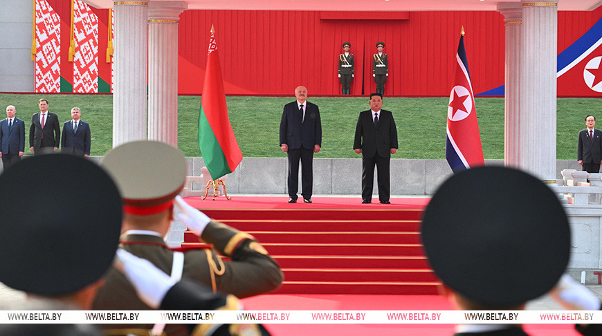 Гимны, залпы орудий и конница. Церемония официальной встречи Лукашенко и Ким Чен Ына прошла в Пхеньяне