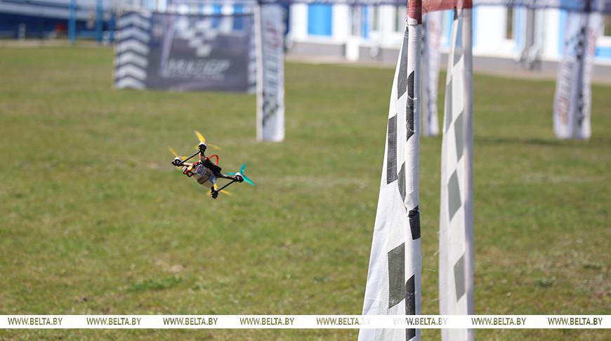 Филигранная точность на скорости 200 км/ч. Лукашенко показали возможности дронов и их операторов