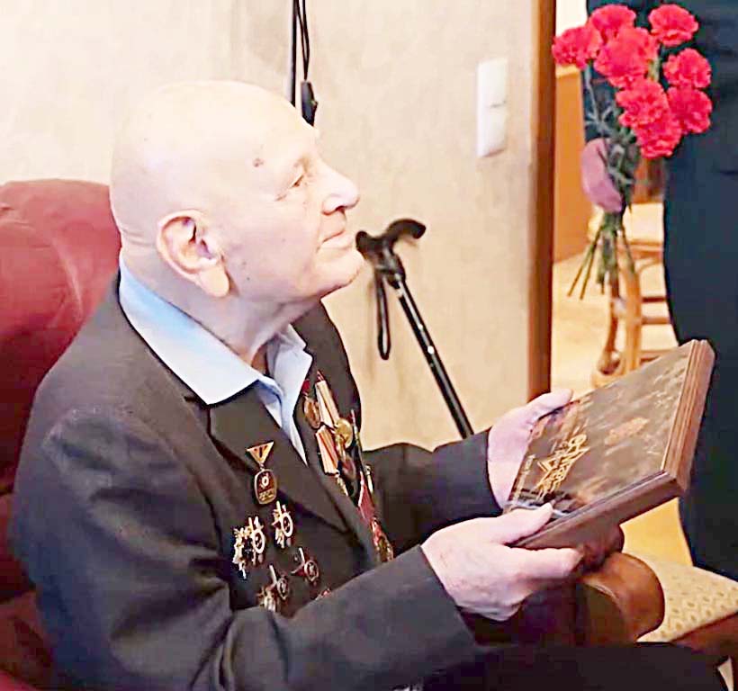 104-летнего ветерана Ивана Назаренко поздравили военнослужащие 1405 артиллерийской базы боеприпасов