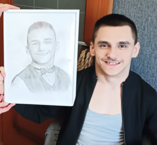 Залетают на миллион: как парень с ДЦП из Осиповичей строит карьеру блогера вопреки диагнозу
