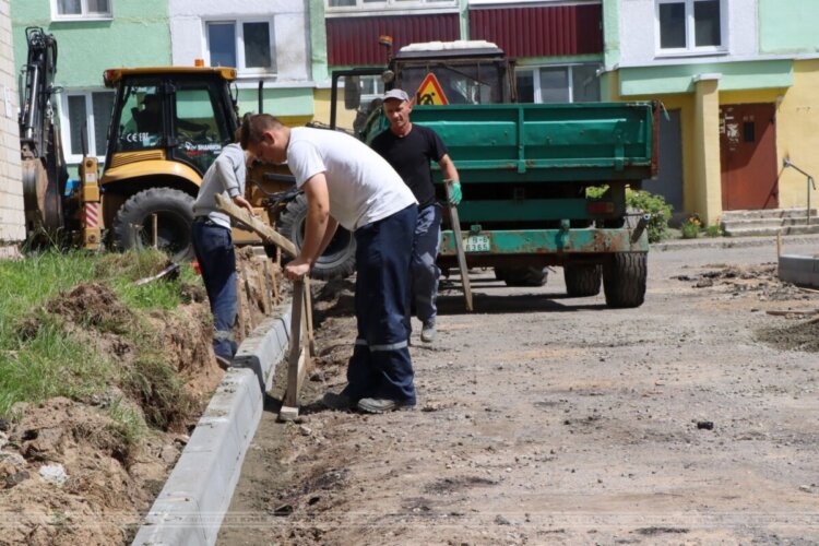 У Асіповічах, Ялізаве і Цэлі гэтым летам абнаўляюць двары, тратуары і дзіцячыя пляцоўкі