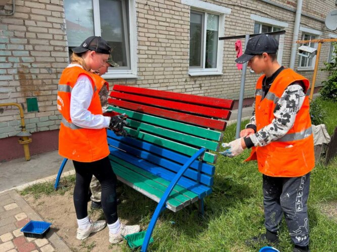 Лето с пользой: юные патриоты из Черикова узнали историю Осиповичского района, а елизовские школьники преображают родной поселок