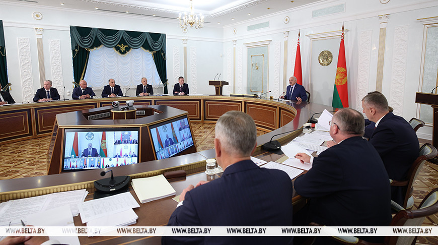 Лукашенко — руководителям хозяйств: управлять уборочной нужно в поле, а не из окна кабинета
