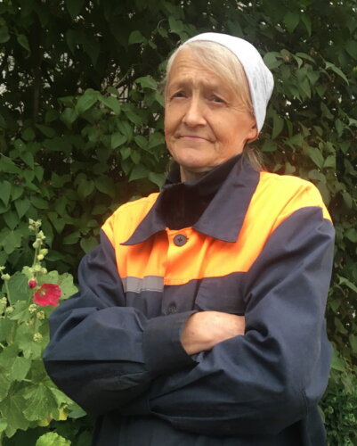 Вы ещё спите, а она уже расчистила ваш двор. Познакомьтесь — рабочий по комплексной уборке и содержанию домовладений Осиповичского УКП ЖКХ Елена Солушко