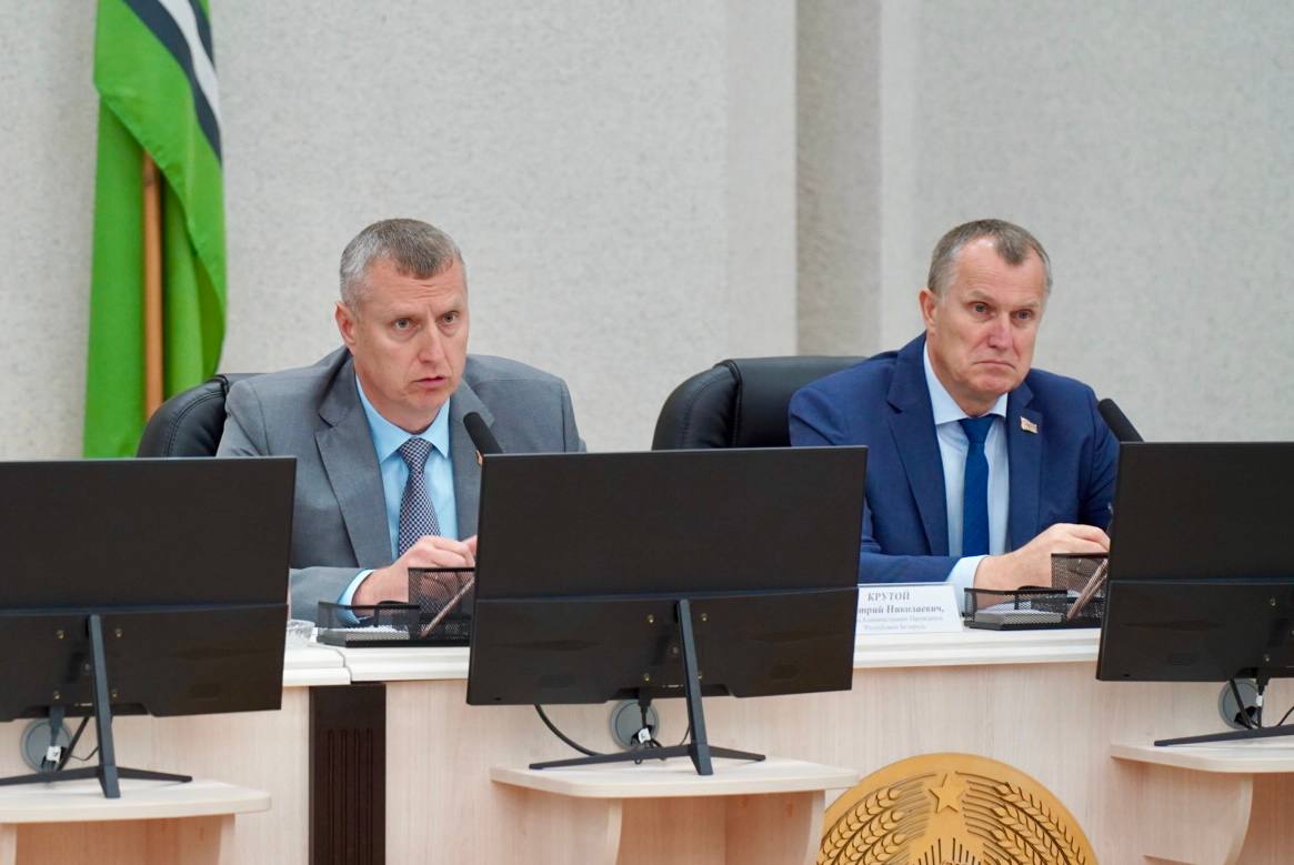 Ход уборочной на особом контроле: глава Администрации Президента Дмитрий Крутой с рабочим визитом посетил Осиповичский район